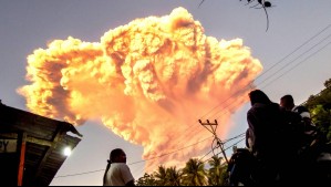 Alerta máxima en Indonesia por erupción de volcán: Columna de cenizas fue observada a 10 km sobre la cima