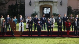 La Moneda gastó $3,8 millones en maquillajes y peinados para foto oficial del Presidente Boric y sus ministros