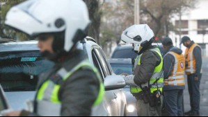 Multas superan los $100 mil: Estos son los autos que no pueden circular este jueves en 34 comunas
