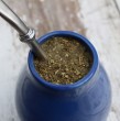Conoce cuáles son algunos de los beneficios y los posibles efectos secundarios que se pueden tener del consumo diario de la tradicional yerba mate. Esta es una bebida típica en varias zonas.
