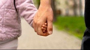 'Yo también soy tu papá': Libro sobre el largo camino de la adopción en Chile