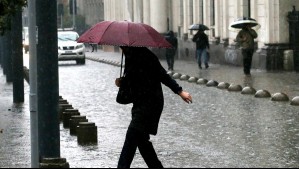 Santiago recibirá el invierno con lluvia este fin de semana largo: Revisa el día y la hora en que va a precipitar