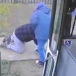 Un video captó el momento exacto en que un conductor de una micro del transporte público de Temuco repelió un asalto, luego de que fuera amenazado por un pasajero con una pistola. ¡Video acá!