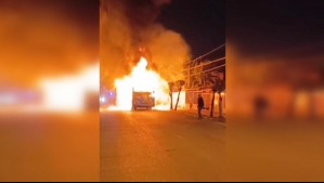 Obligaron al conductor y a los pasajeros a descender: Grupo de 20 sujetos quemó bus del transporte público en Conchalí