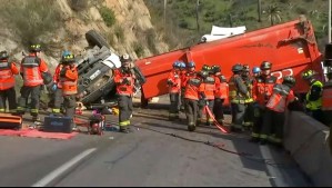 Una persona murió en accidente de tránsito: Camión volcó en el camino Las Palmas de Viña del Mar