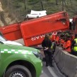 Carabineros explicó cómo habría ocurrido el fatal accidente en el sector de las Palmas, principal acceso a Viña del Mar, donde un camión volcó y cuyo conductor terminó falleciendo. ¡Declaraciones acá!