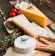 ¿Tu queso tiene hongos o moho? Descubre qué tipos puedes comer sin riesgo y cuáles deberías desechar, según su textura y contenido de humedad. Los detalles en esta nota.