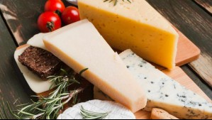 ¿Es seguro comer queso si le salieron hongos?