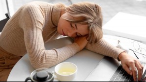 ¿Duermes bien, pero te cansas igual?: 5 hábitos comunes que te roban energía sin que te des cuenta, según especialistas
