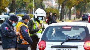 Multas superan los $100 mil: Estos son los autos que no pueden circular este martes en 34 comunas