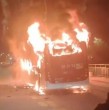 El ataque se produjo en horas de la noche de este lunes, cuando un grupo de sujetos abordó al chofer del bus de transporte público para forzarlo a descender y luego prender fuego a la máquina.