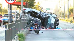 Vehículo choca contra paradero de buses en La Pintana: Dos personas mueren y una embarazada dio a luz en el lugar