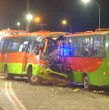 Un grave accidente de tránsito se produjo la tarde de este martes en el sector de Playa Ancha, en Valparaíso, luego que dos micros de la locomoción colectiva chocaran de frente, dejando a dos personas fallecidas y varios heridos.
