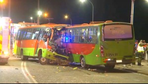 Choque frontal de dos micros deja a ambos conductores fallecidos y 21 lesionados en Valparaíso