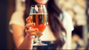 Tenía licencia por dolores al hígado y detective privado la sorprendió en bares: Bebió más de diez cervezas en un día