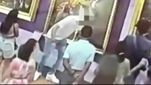 Video muestra a turista rompiendo histórica pintura en Italia: Perdió el equilibrio al tomarse una selfie