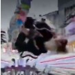 Tres menores de 16 años vivieron momentos de terror en una atracción de un parque de diversiones en Santander, España, luego de que su silla se volcara y quedaran colgando.