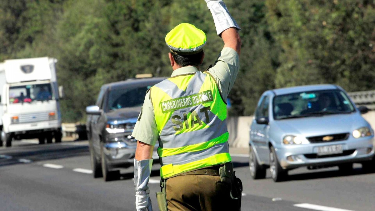 Camión se vuelca tras chocar con bus de pasajeros en Huechuraba: Habrían cuatro personas lesionadas