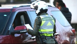 Revisa tu patente y evita multas: Estos son los autos que no pueden circular este jueves en 34 comunas