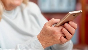 Adulta mayor de 86 años pensó que hablaba con galán de TV y la estafaron con más de $385 millones