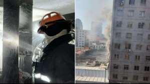 Incendio afecta a local comercial en pleno centro de Santiago