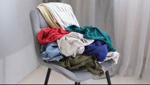 ¿Acumulas ropa en una silla? Lo que la psicología revela sobre este hábito
