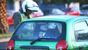 Multas superan los $100 mil: Estos son los autos que no pueden circular este viernes en 34 comunas