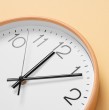Hace pocos días comenzó oficialmente el invierno, por lo que los días con luz solar son más cortos. En unos meses más, volverá el horario de verano, pero, ¿cuándo se deben cambiar los relojes? ¡Detalles acá!