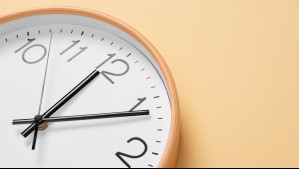 Cambio de hora: ¿Cuándo se vuelven a modificar los relojes en Chile?