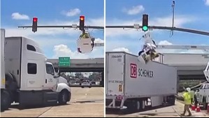 Camión choca a trabajador que arreglaba semáforo desde una grúa: Video captó el momento
