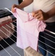 ¿Tu ropa no se seca por la humedad o el frío? Revisa estos 6 trucos para secar ropa rápido sin secadora, usando calor, toallas, secador de pelo y hasta el congelador.