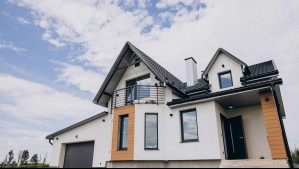 Se encontró con okupas en su casa, se unió a ellos y tuvo que entregarles millonaria suma para que se fueran