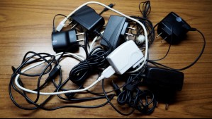 ¿Tienes cargadores antiguos en tu casa? Podrían ser más útiles de lo que piensas por estas razones