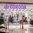 Una locura total generó el anuncio de Corona, donde se informó que casi todos los productos serán rematados a $5 mil. Eso sí, las tiendas estarán cerradas este sábado. ¿A qué se debe?