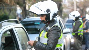 Revisa tu patente y evita multas: Estos son los autos que no pueden circular este lunes en 34 comunas