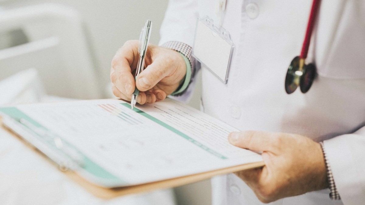 Contraloría: Más de 3.500 funcionarios públicos presentaron licencias emitidas por 44 médicos investigados por fraude