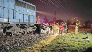 Tres personas mueren tras colisión de tren de carga con vehículo en Curicó: Auto fue arrastrado por varias estaciones
