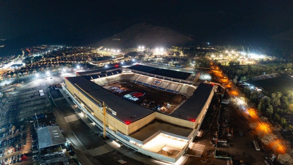 Claro Arena enciende sus luces con energía 100% renovable y se prepara para su inauguración en septiembre Claro Arena enciende sus luces con energía 100% renovable y se prepara para su inauguración en septiembre