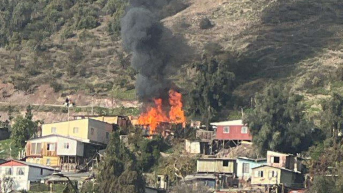 Incendio consume vivienda en ladera norponiente del Cerro San Cristóbal