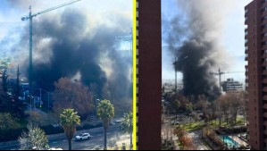 Gran incendio afectó a edificio en construcción en Vitacura: Operadores de grúa en altura permanecieron atrapados