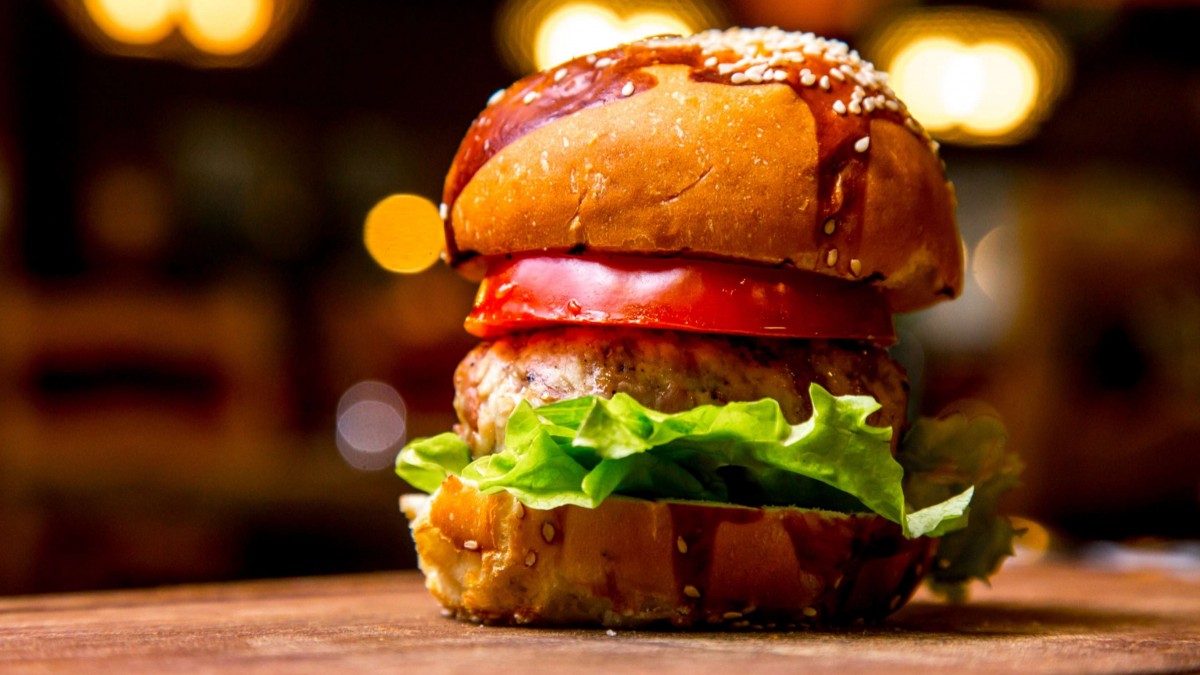 Cadena de hamburguesas lanza llamativo producto creado por comediante nacional: 