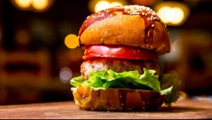 Cadena de hamburguesas lanza llamativo producto creado por comediante nacional: 'Con mucho sabor a humor'