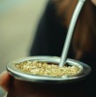 Conoce cuáles son algunos de los beneficios y los posibles efectos secundarios que se pueden tener del consumo diario de la tradicional yerba mate. Esta es una bebida típica en varias zonas.