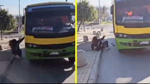 Graban a chofer de micro que golpeó y arrojó a expareja afuera del vehículo: Fue denunciado por violencia intrafamiliar