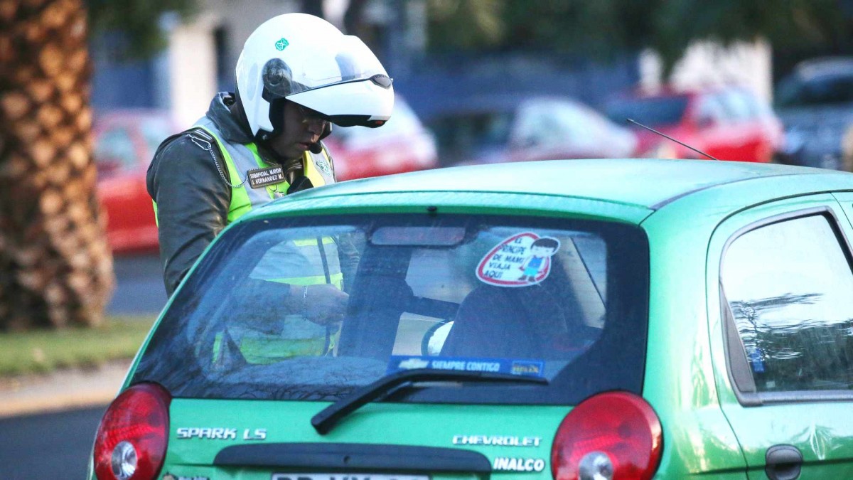 Multas superan los $100 mil: Estos son los autos que no pueden circular este jueves en 34 comunas