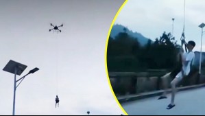 Usan drone para rescate en China: Hombre estaba atrapado en una azotea en medio de inundación