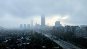 ¿Lloverá esta jornada en la capital?: Viento y llovizna sorprende a los santiaguinos la mañana de este sábado