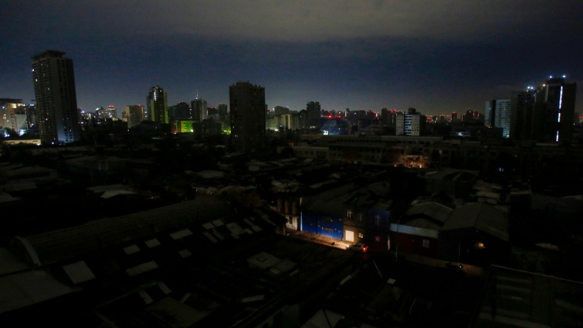 Cuatro comunas de la RM estarán sin luz por hasta siete horas este domingo 6 de julio: Revisa los sectores afectados