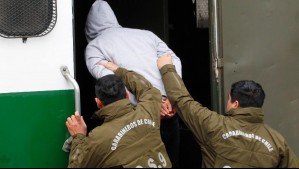 Detienen a cinco adolescentes que intentaron robar auto a mujer en Las Condes: Fueron atrapados en bus del transporte público