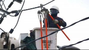 10 comunas de la Región Metropolitana estarán sin luz este martes: Revisa los sectores afectados